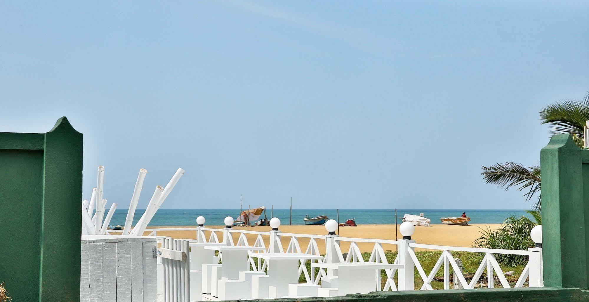 The Reef Beach Hotel Негомбо Экстерьер фото