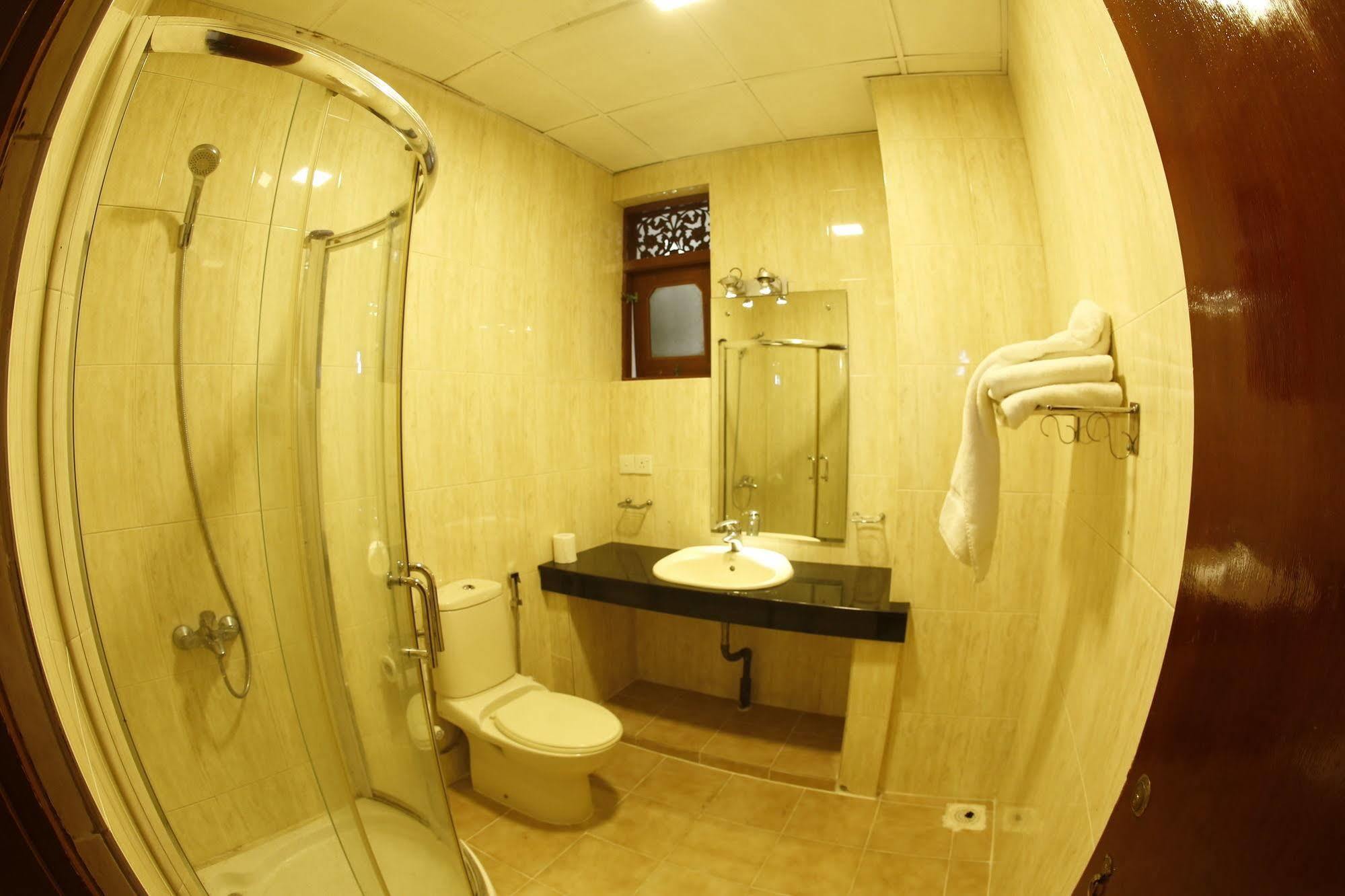 The Reef Beach Hotel Негомбо Экстерьер фото