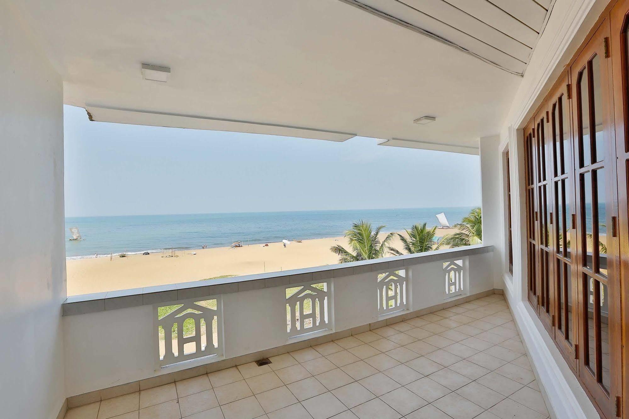 The Reef Beach Hotel Негомбо Экстерьер фото