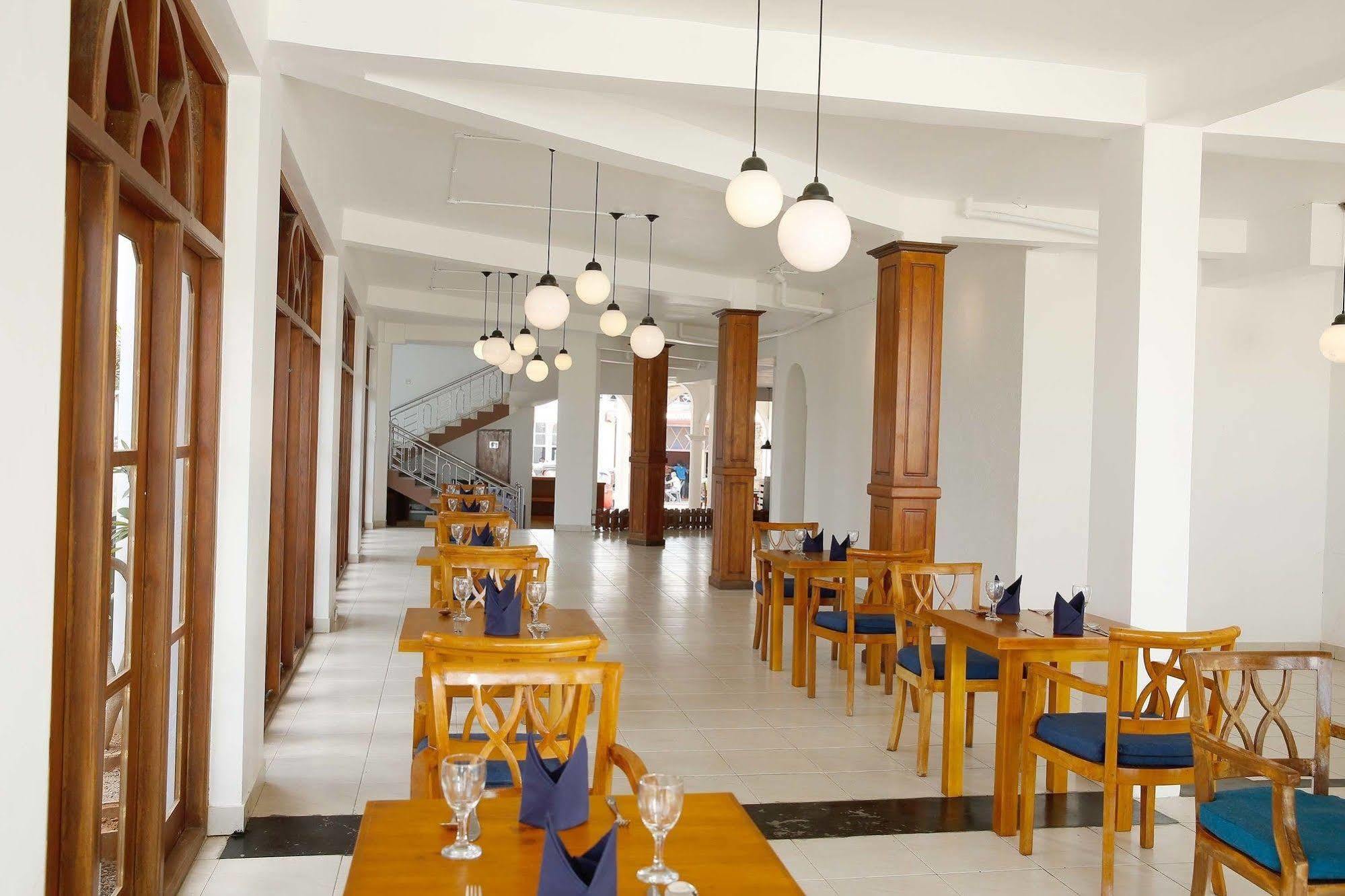The Reef Beach Hotel Негомбо Экстерьер фото